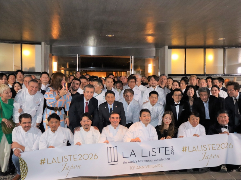 参加者の皆さんと知事の写真です