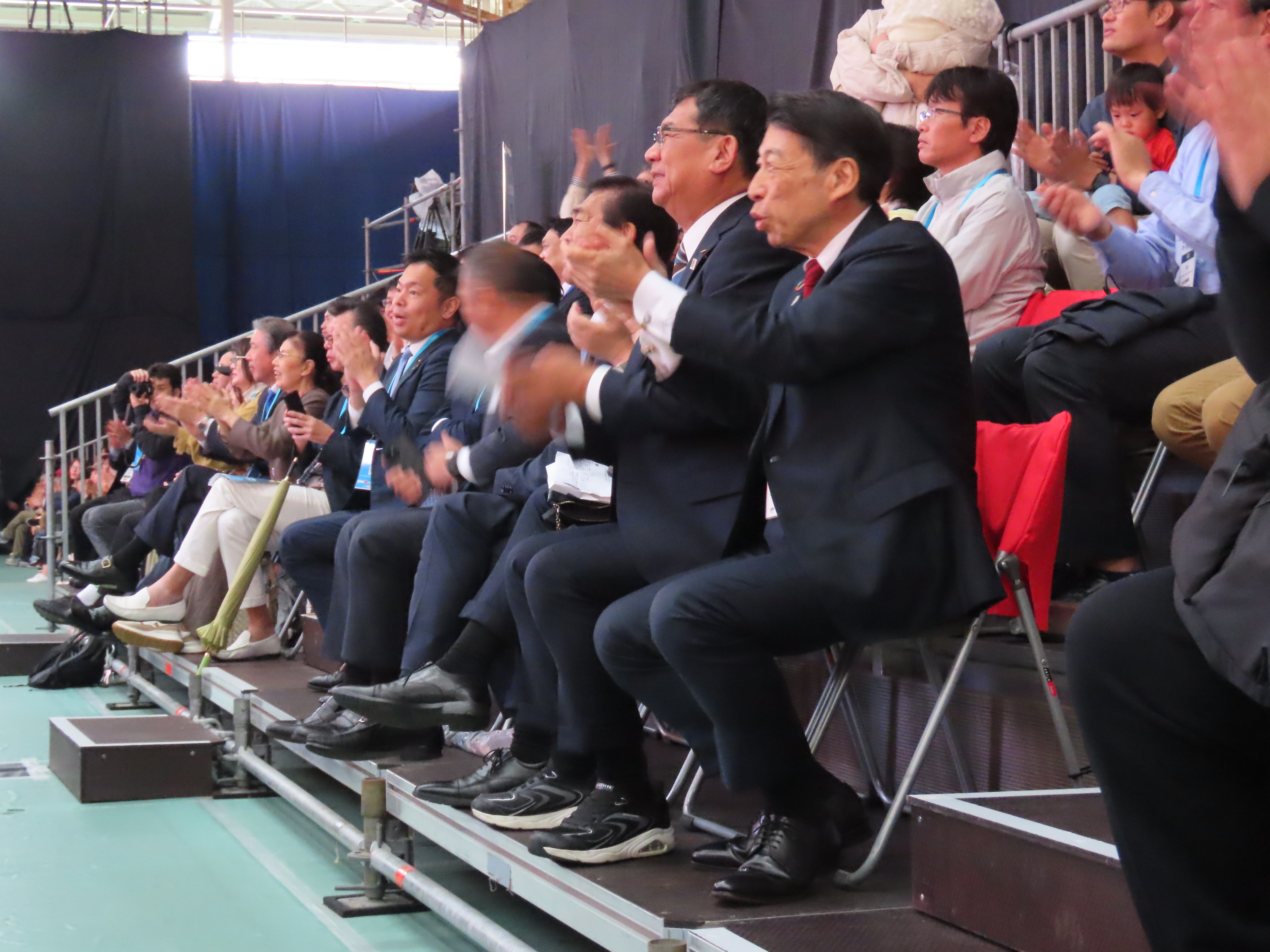 ボルダー決勝を観戦する知事