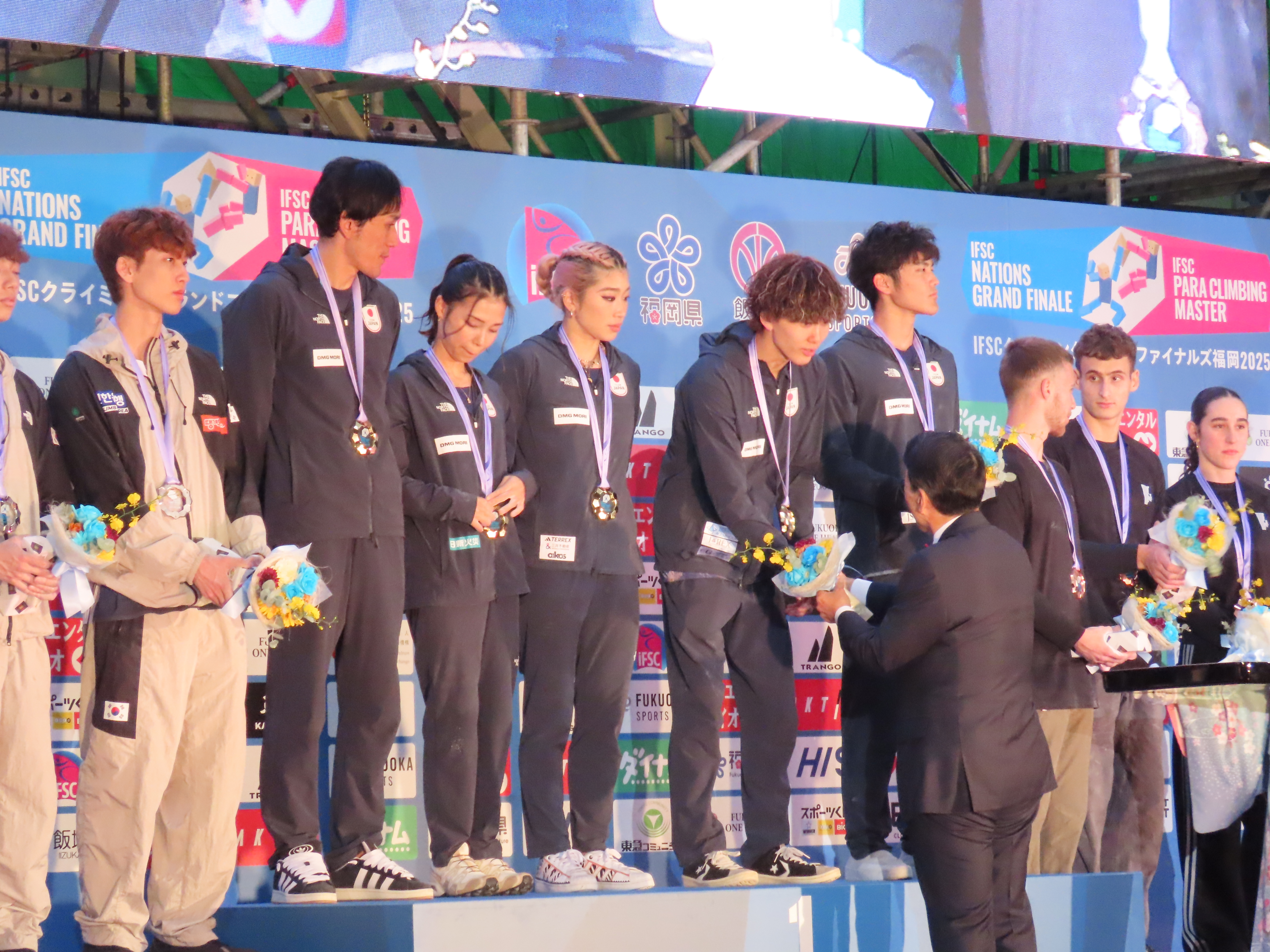 表彰式に登壇する知事