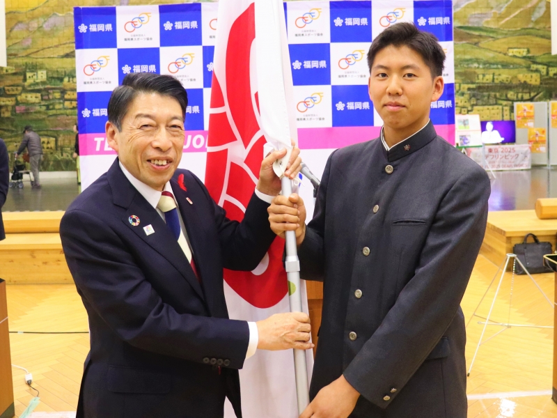 県旗を受け取る知事