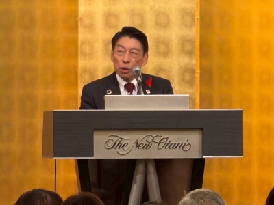 あいさつする知事