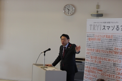 あいさつする知事