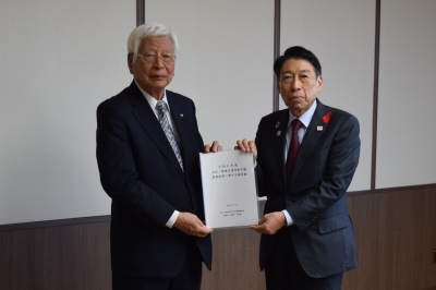 提言書を受領する知事