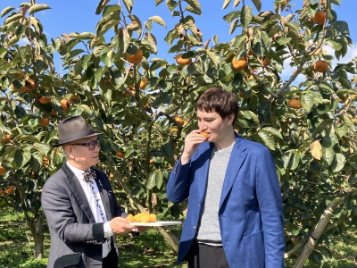 （写真）秋王を試食されるルイ氏