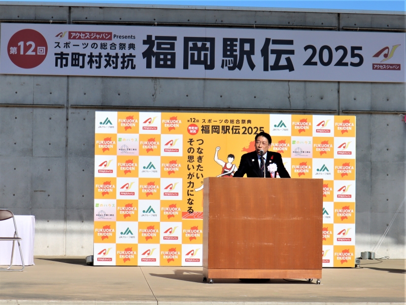 あいさつする知事