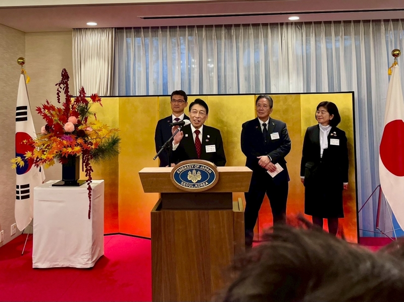 あいさつする知事