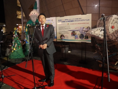 あいさつする知事