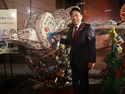 オーナメントを飾り付ける知事