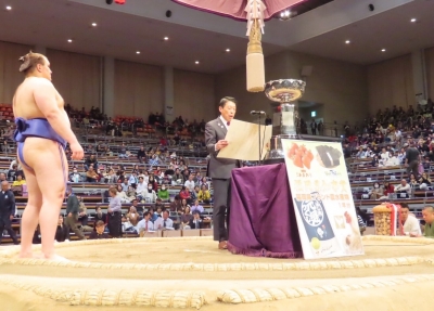 表彰状を読み上げる知事