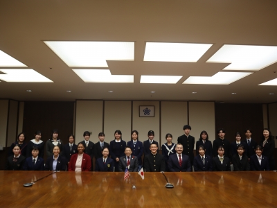 訪問者と知事の集合写真です