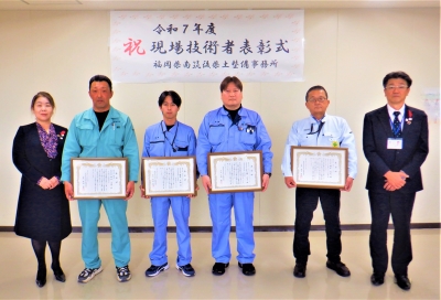 （写真１）現場技術者と本田所長、濱地支所長との記念撮影