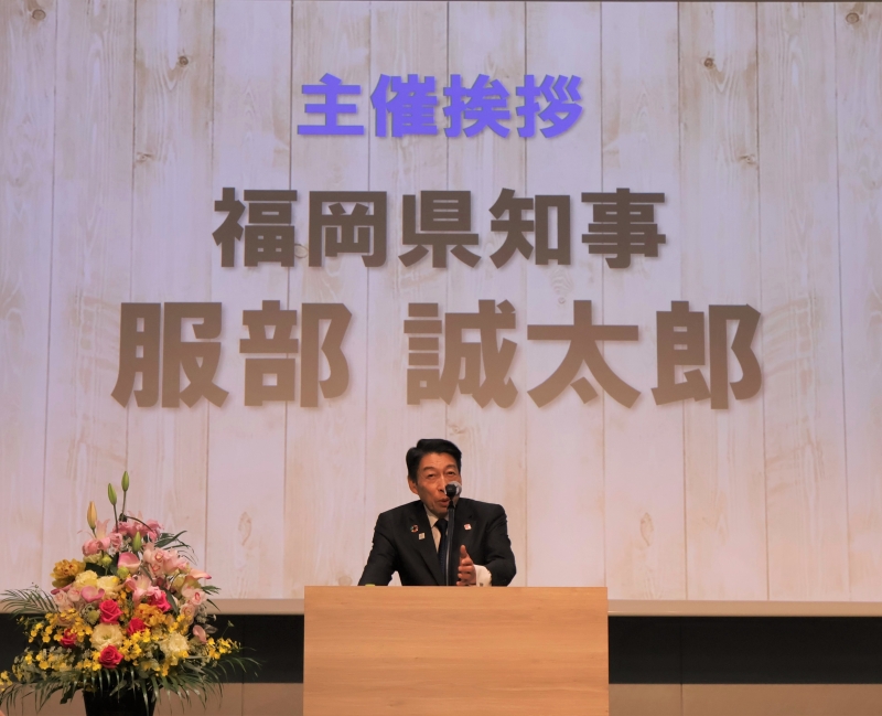 あいさつをする知事