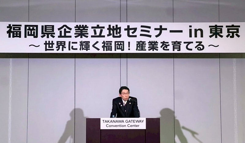 本件の立地環境について説明する知事