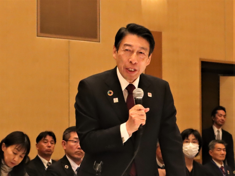 あいさつする知事