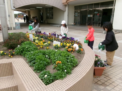 三苫小学校　水やり写真