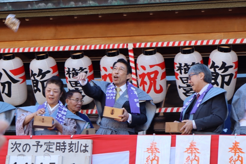 櫛田神社豆まきの様子