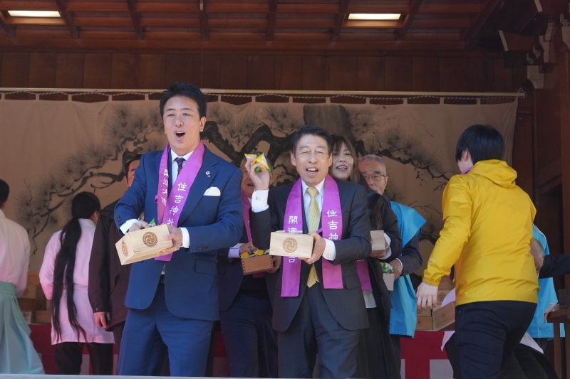 住吉神社豆まきの様子