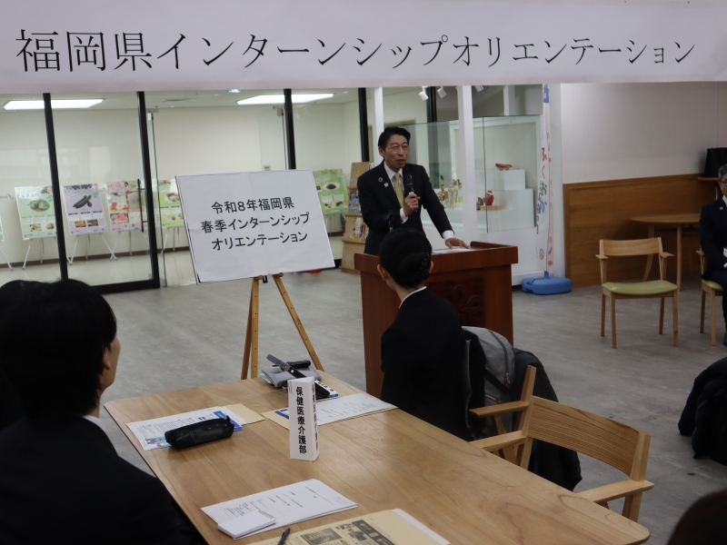 あいさつする知事