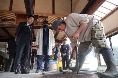 工房を見学する様子２