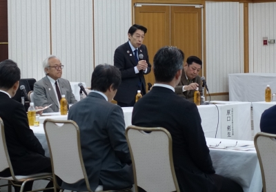 あいさつする知事