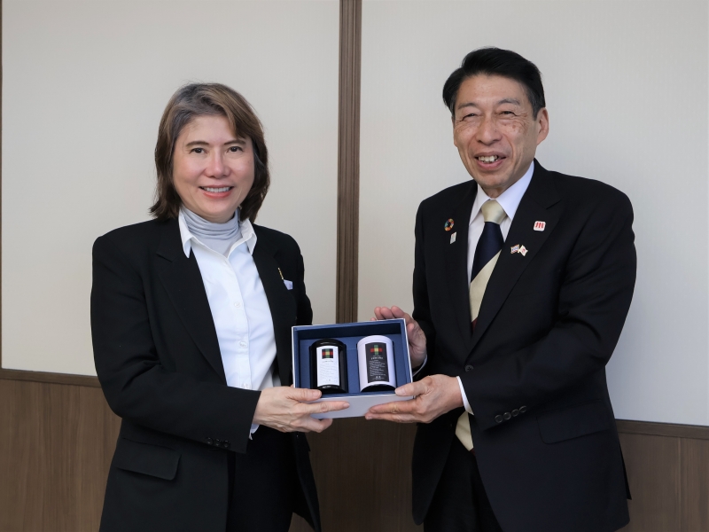 バンコク都からの訪問団代表ルートラック・リールアンセン都副事務次官と知事​の写真です。