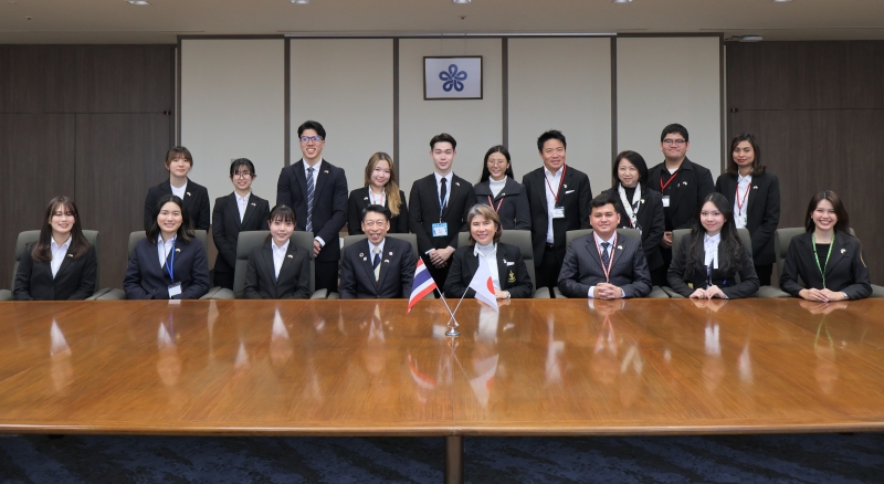 訪問団の皆さんと知事の写真です。