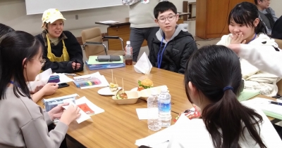 ハンバーガー屋と対談、制作イメージを膨らませ中の中学生