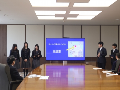 八女学院高等学校生徒による発表の様子