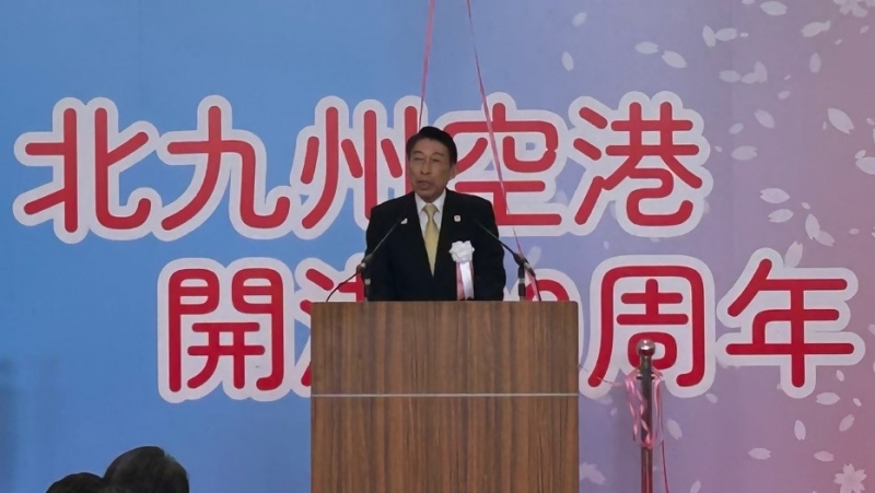 あいさつする知事