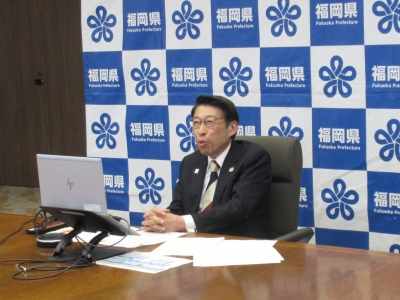発言する知事