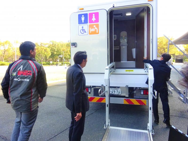 トイレカー視察の様子