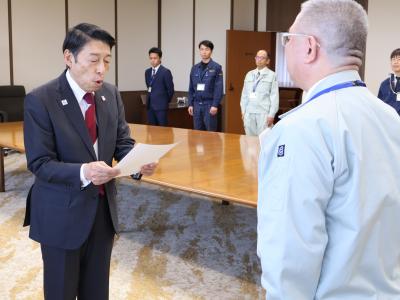 辞令を交付する知事