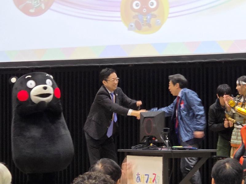 木村熊本県知事とのeスポーツ対戦の様子の写真です。