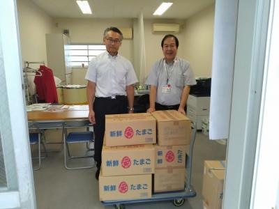 卵を寄贈する様子