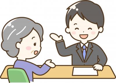 年配の女性が男性相談員へ相談