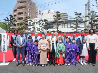 博多松囃子兒西流の皆さん、ラムクマール総領事、パーキンス首席領事と