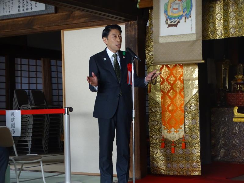 あいさつする知事