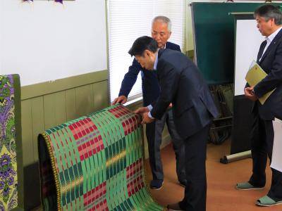 い製品を見学