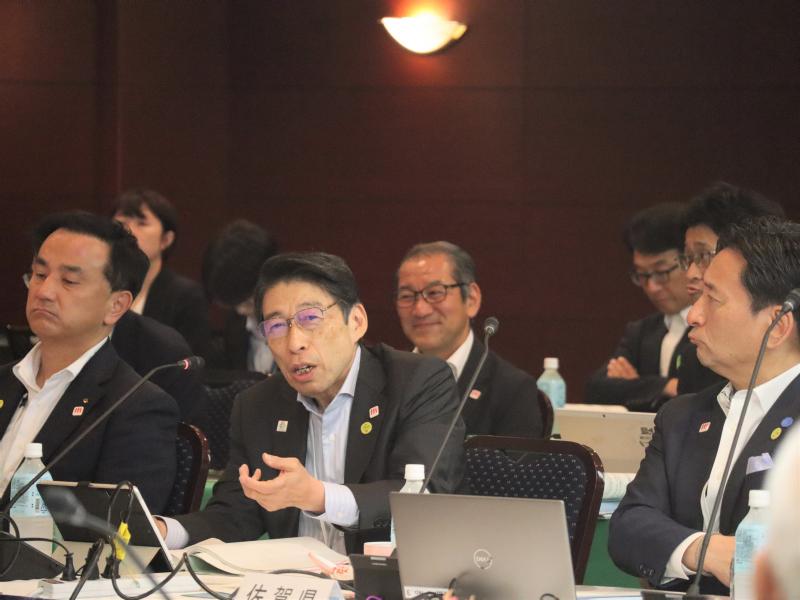 会議で発言する知事