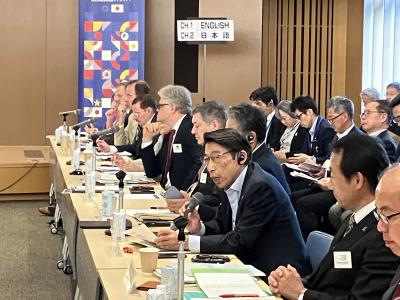 （写真）プレゼンテーションを行う知事