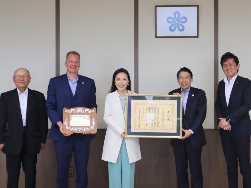 来訪者の皆さんと知事の集合写真です。