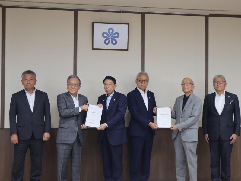 要望書を掲げる知事