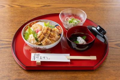 特別メニューの一例（鱧の蒸し鮨）