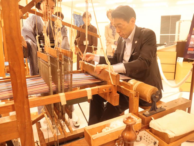 博多織を体験される知事
