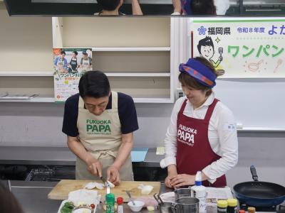 料理にチャレンジする知事