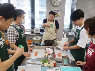 参加者の様子を見学する知事