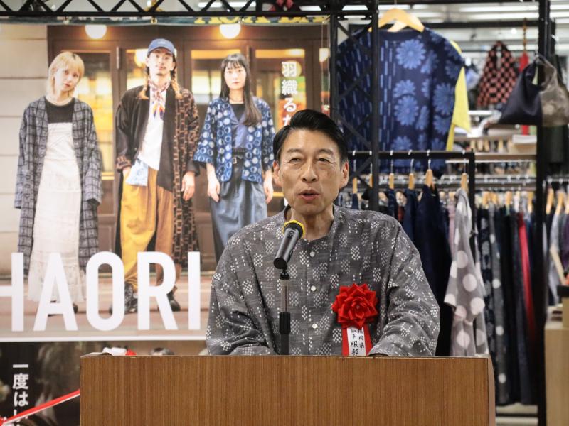 あいさつをする知事