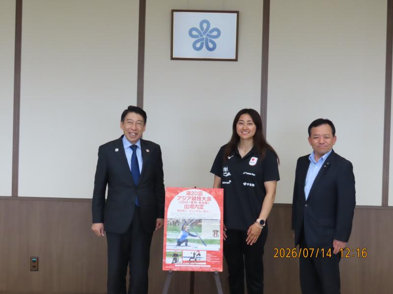 （写真左から）知事、桐明 輝子選手、桐明 和久福岡県議会議員
