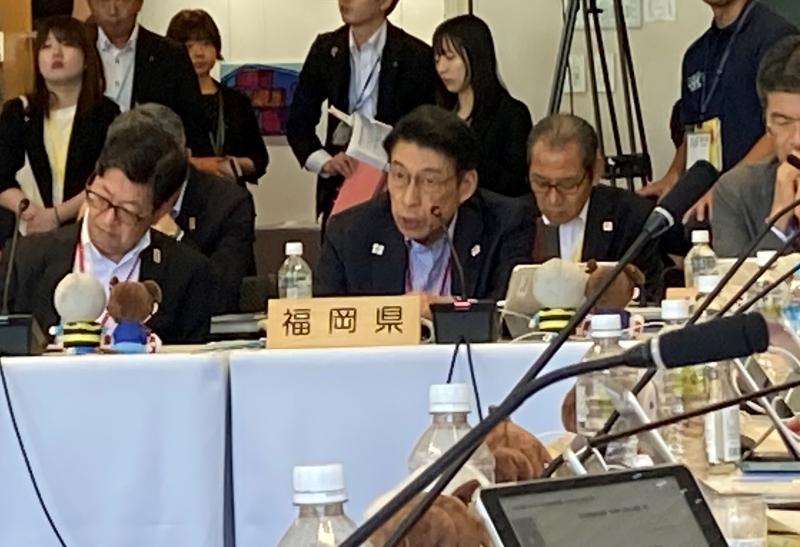 発言する知事
