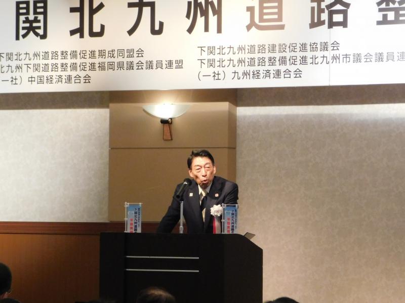 あいさつをする知事
